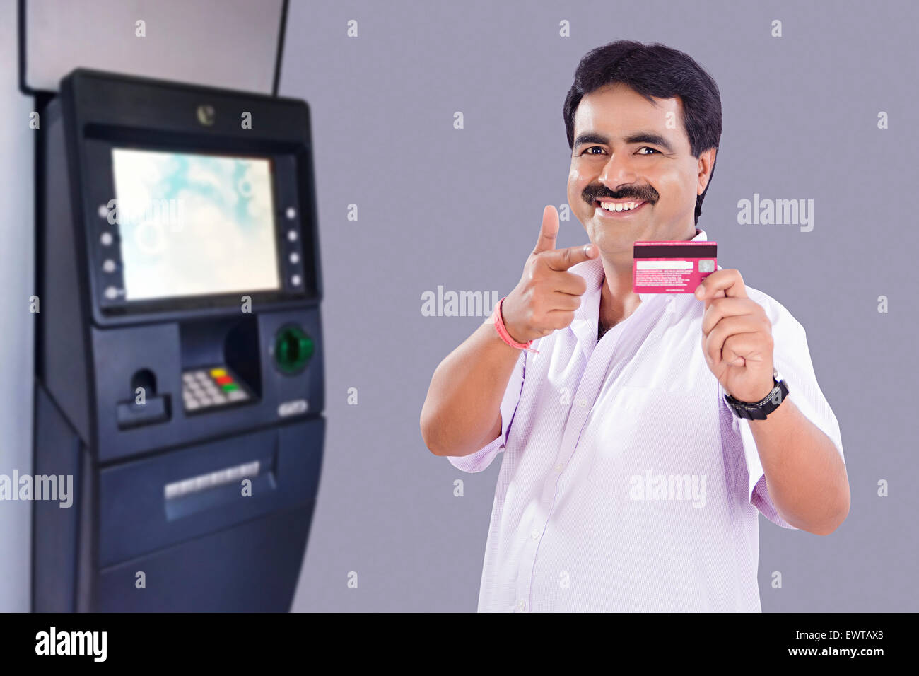 1 indischer Mann ATM Maschinen Credit Karte anzeigen Stockfoto