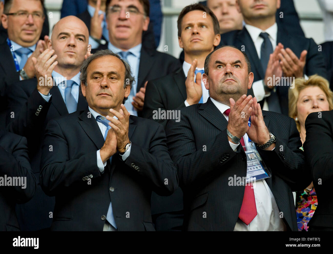 Prag, Tschechische Republik. 30. Juni 2015. Präsident der Union of European Football Associations (UEFA) Michel Platini (vorne links) und Präsident des tschechischen Fußball Verein Miroslav Pelta (vorne rechts) applaudieren während der Euro U21-Fußball-Meisterschaft Finale Portugal Vs Schweden in Prag, Tschechische Republik, 30. Juni 2015. Bildnachweis: Vit Simanek/CTK Foto/Alamy Live-Nachrichten Stockfoto