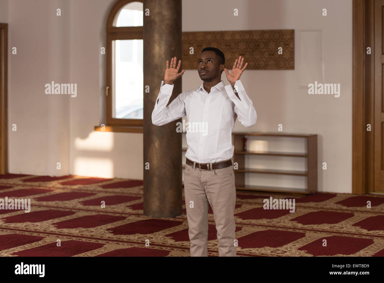 Schwarze afrikanische muslimischer Mann ist In der Moschee beten. Stockfoto