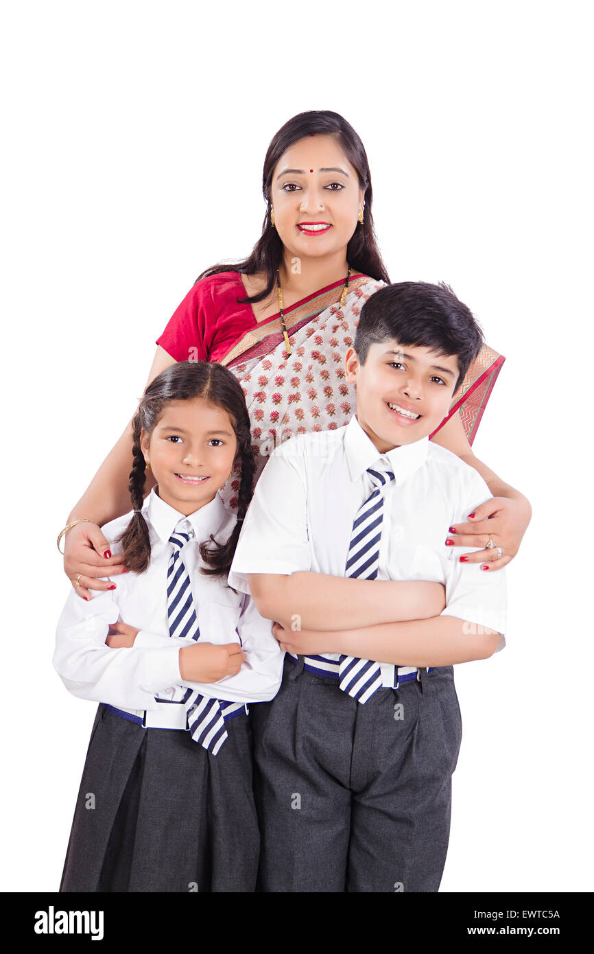 2 indische Kinder Schüler und fürsorgliche Mutter Stockfoto