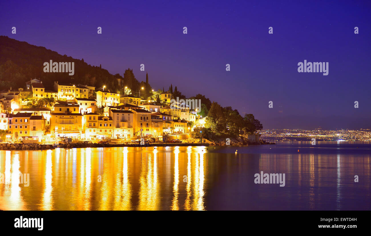 Das historische Zentrum und den Hafen in der Nacht an der Adriatischen Küste, Moscenicka Draga, Primorje-Gorski Kotar, Istrien, Kvarner Bucht Stockfoto