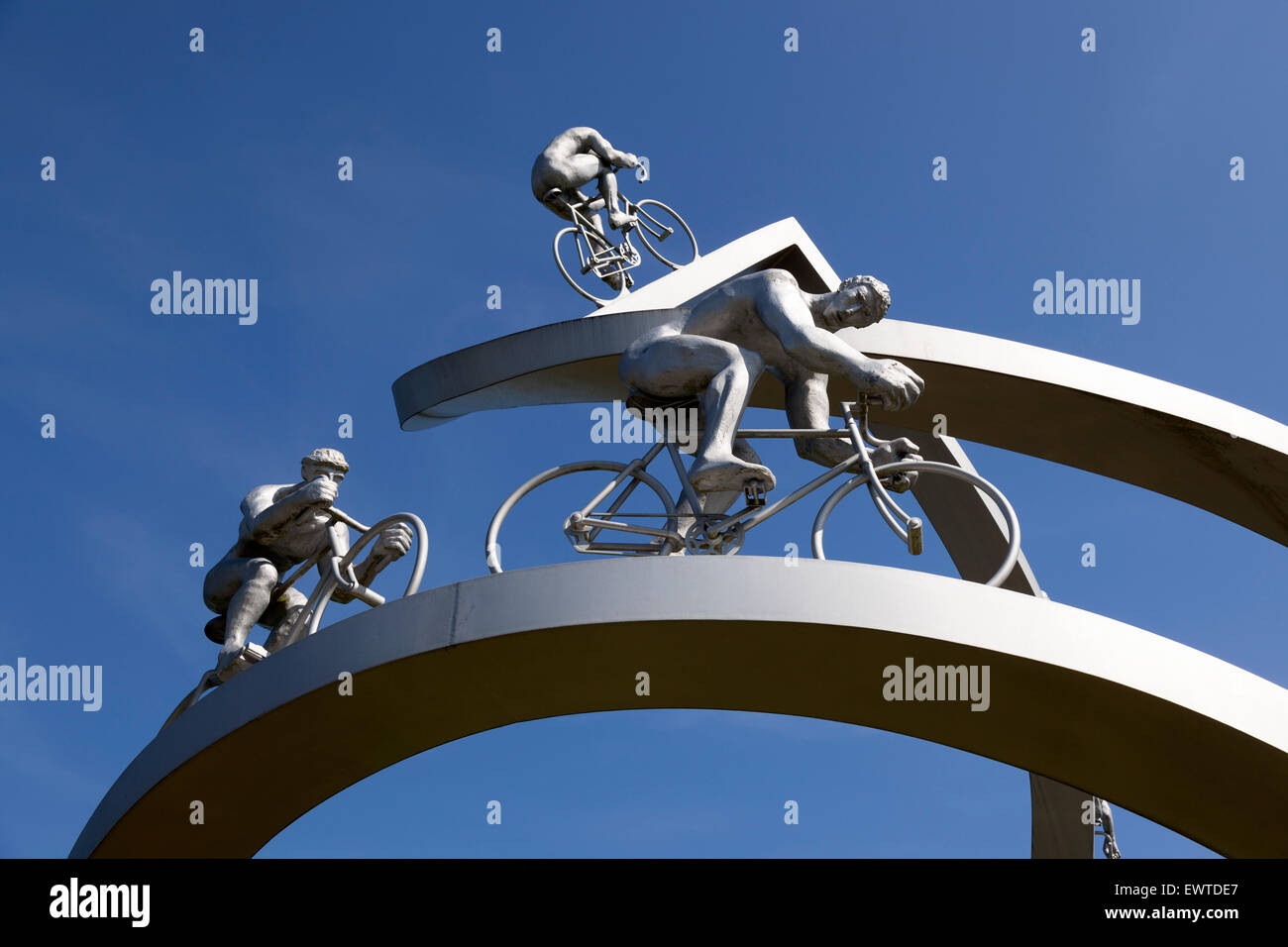 Ein Denkmal zu Ehren der Tour de France zwischen Pau und Tarbes auf der Raststätte "der Pyrenäen", des französischen A64. Stockfoto