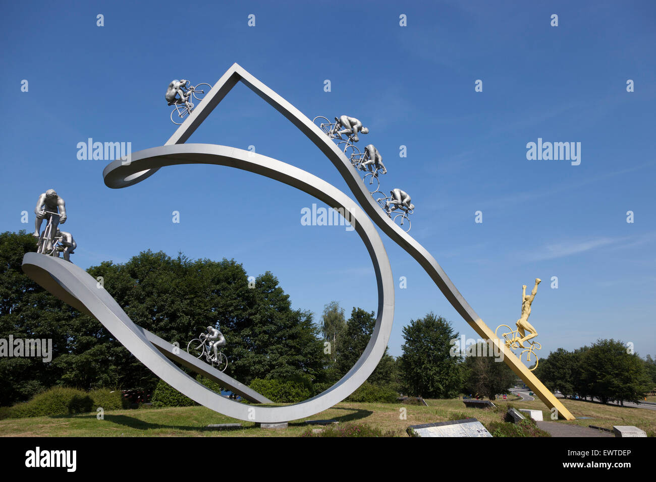 Ein Denkmal zu Ehren der Tour de France zwischen Pau und Tarbes auf der Raststätte "der Pyrenäen", des französischen A64. Stockfoto