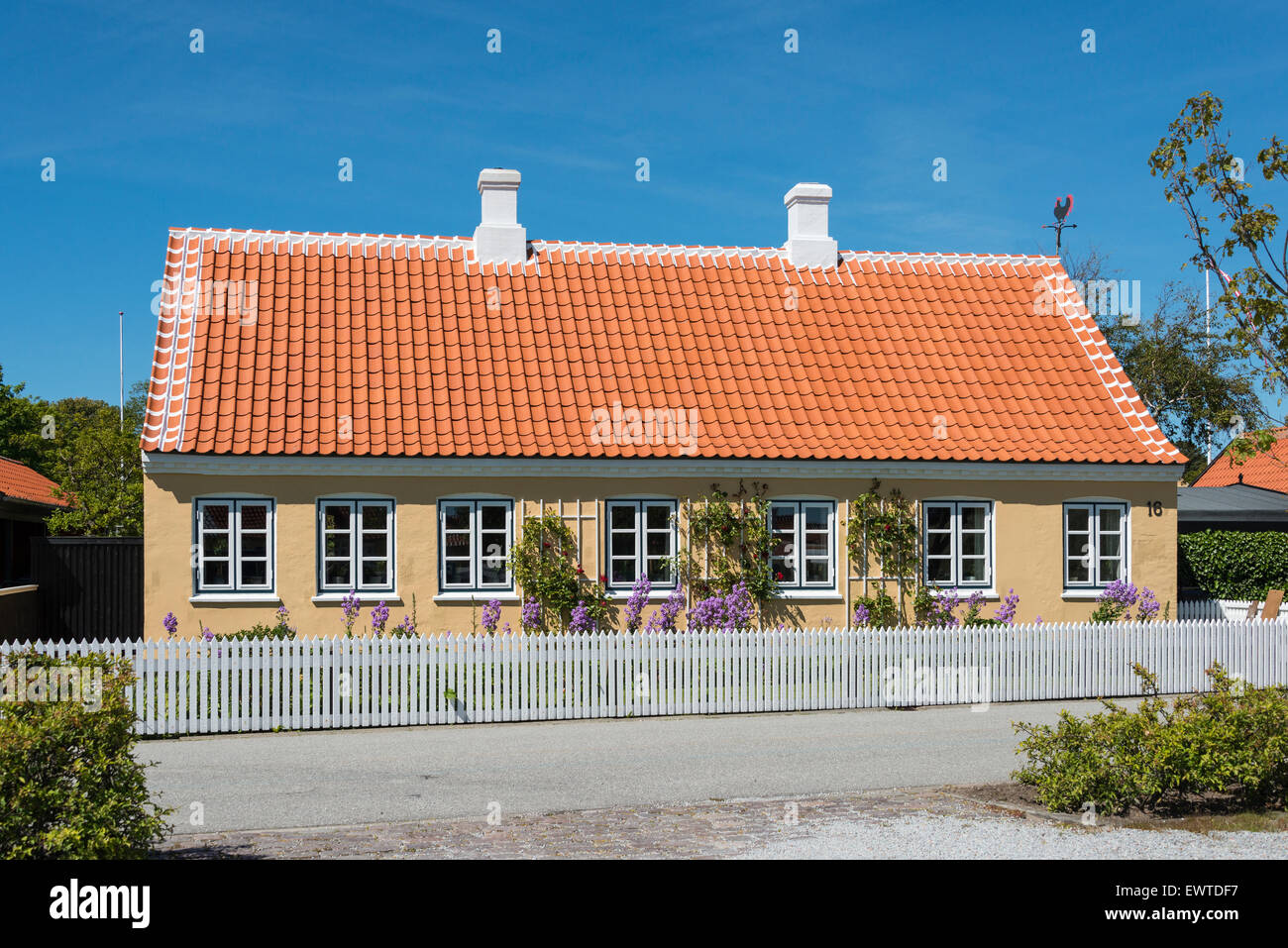 Typische Skagen Haus mit roten Ziegeldächern Dach und weißen Lattenzaun, Skagen, Region Nord-Jütland, Dänemark Stockfoto