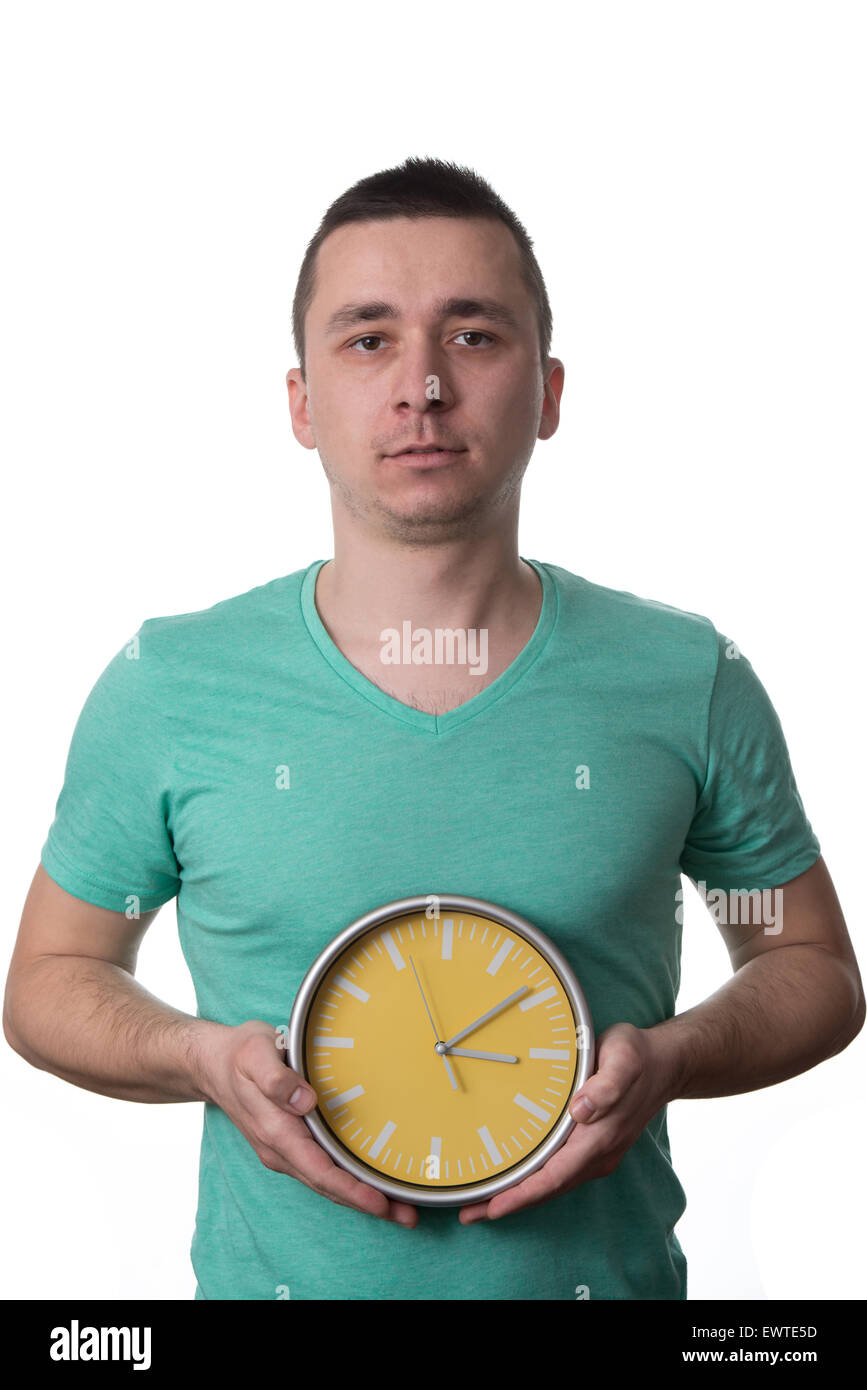 Mann trägt ein grünes T-shirt und er hält eine Uhr - Over White Background, isoliert Stockfoto