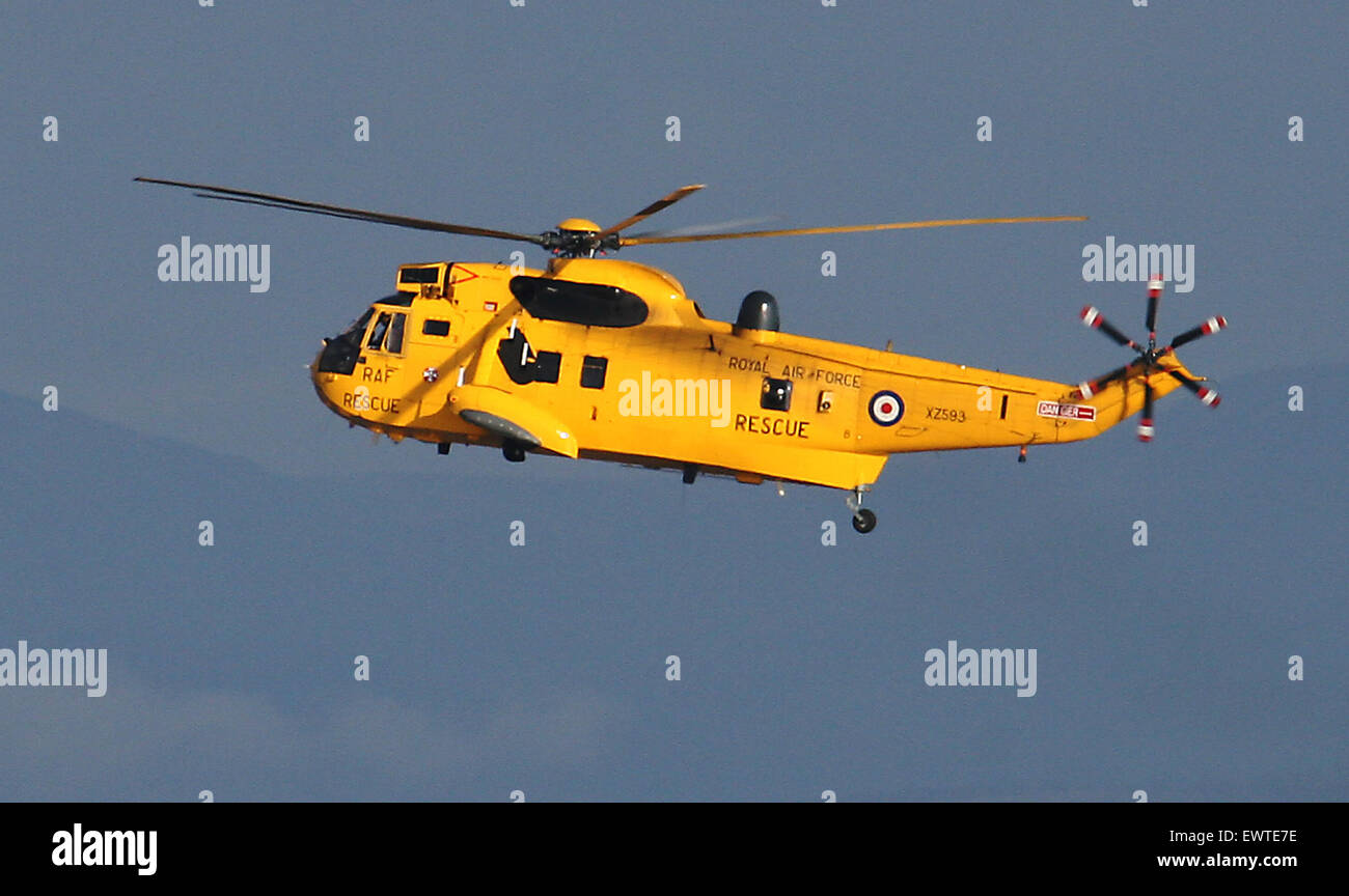 RAF Valley, Anglesey, UK. 1. Juli 2015. Der RAF Meerkönigs Suche und Rettung Hubschrauber aus 22 Staffeln C Flug mit der Watisham gestützt haben 202 Squadron B Flug Kapitulation ihrer Rolle auf der Küstenwache Auftragnehmer Einheiten am Caernarfon und Manston, als Teil der Pläne der Sea King Hubschrauber in den Ruhestand. Die Fotos zeigen die Hubschrauber, die Durchführung von Schulungen mit der RNLI in Morecambe Bay. Bildnachweis: David Billinge/Alamy Live-Nachrichten Stockfoto