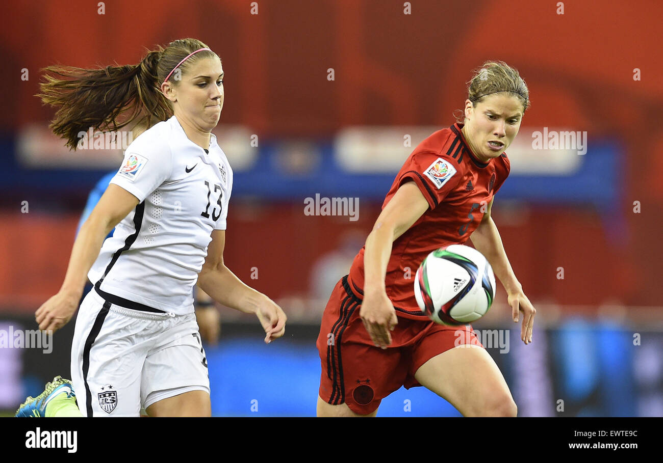 Montreal, Kanada. 30. Juni 2015. Deutschlands Annike Krahn (R) und Alex Morgan USA wetteifern um den Ball bei der FIFA Frauen WM 2015 Semi final Fußballspiel zwischen USA und Deutschland im Olympiastadion in Montreal, Kanada, 30. Juni 2015. Foto: Carmen Jaspersen/Dpa/Alamy Live News Stockfoto