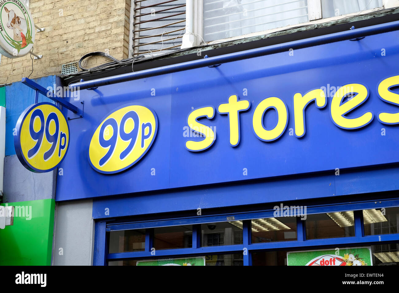 Eine Nahaufnahme der 99p speichern in Harlesden, London Stockfoto