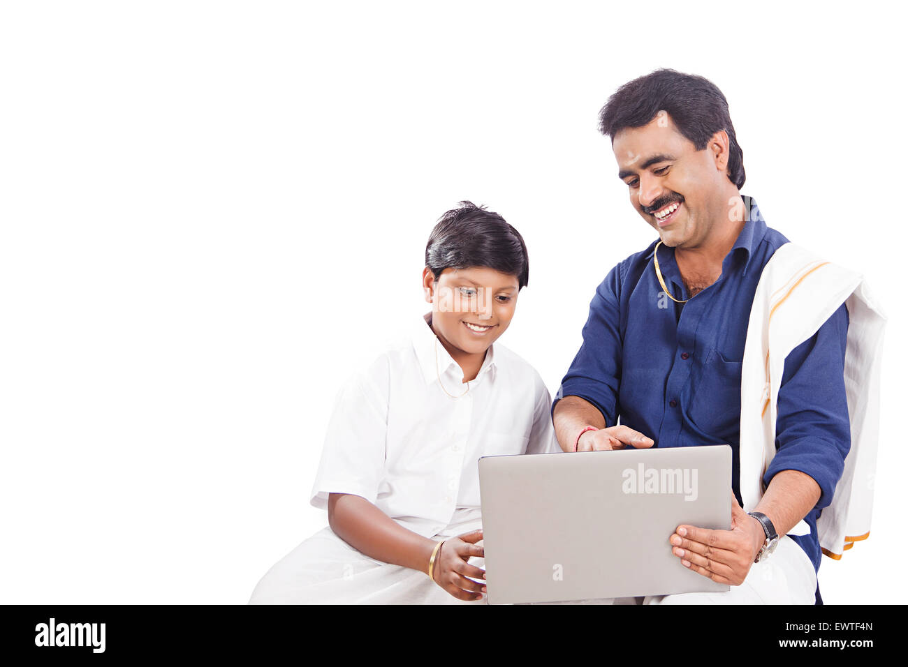 Südindische Vater und Sohn Sharing laptop Stockfoto