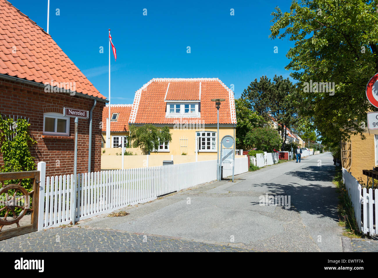 Typische Skagen Straße und Häuser mit roten Ziegeldächern und weißen Lattenzäune, Skagen, Nord Jütland Region, Dänemark Stockfoto