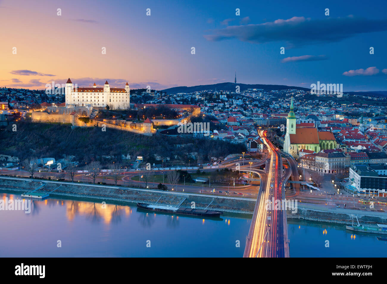 Bratislava, Slowakei. Bild von Bratislava, der Hauptstadt der Slowakei während des Sonnenuntergangs. Stockfoto