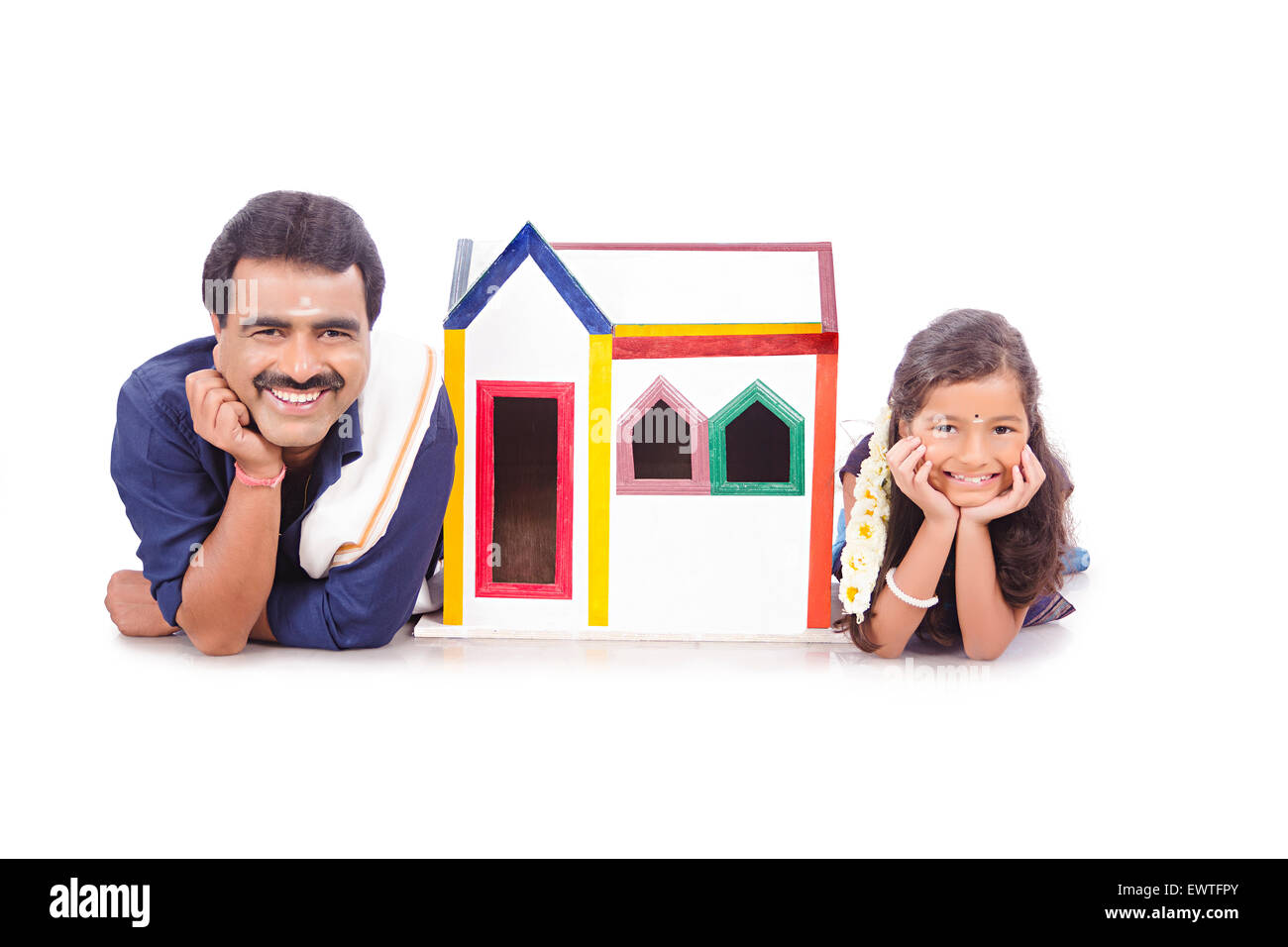 South Indian Vater und Tochter Dreaming neues Haus Stockfoto