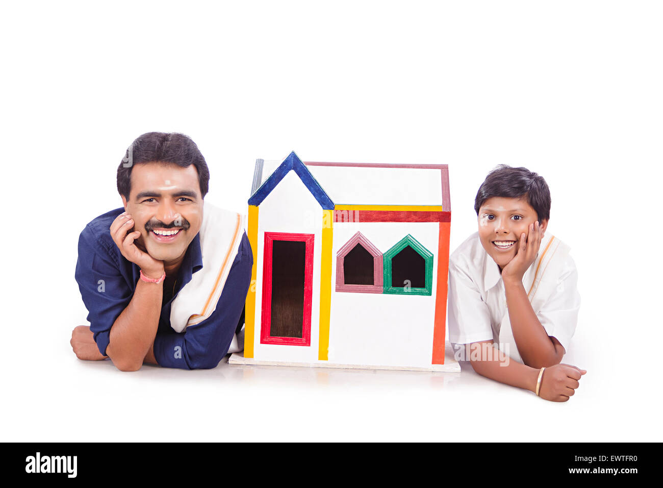 South Indian Vater und Sohn Dreaming neues Haus Stockfoto