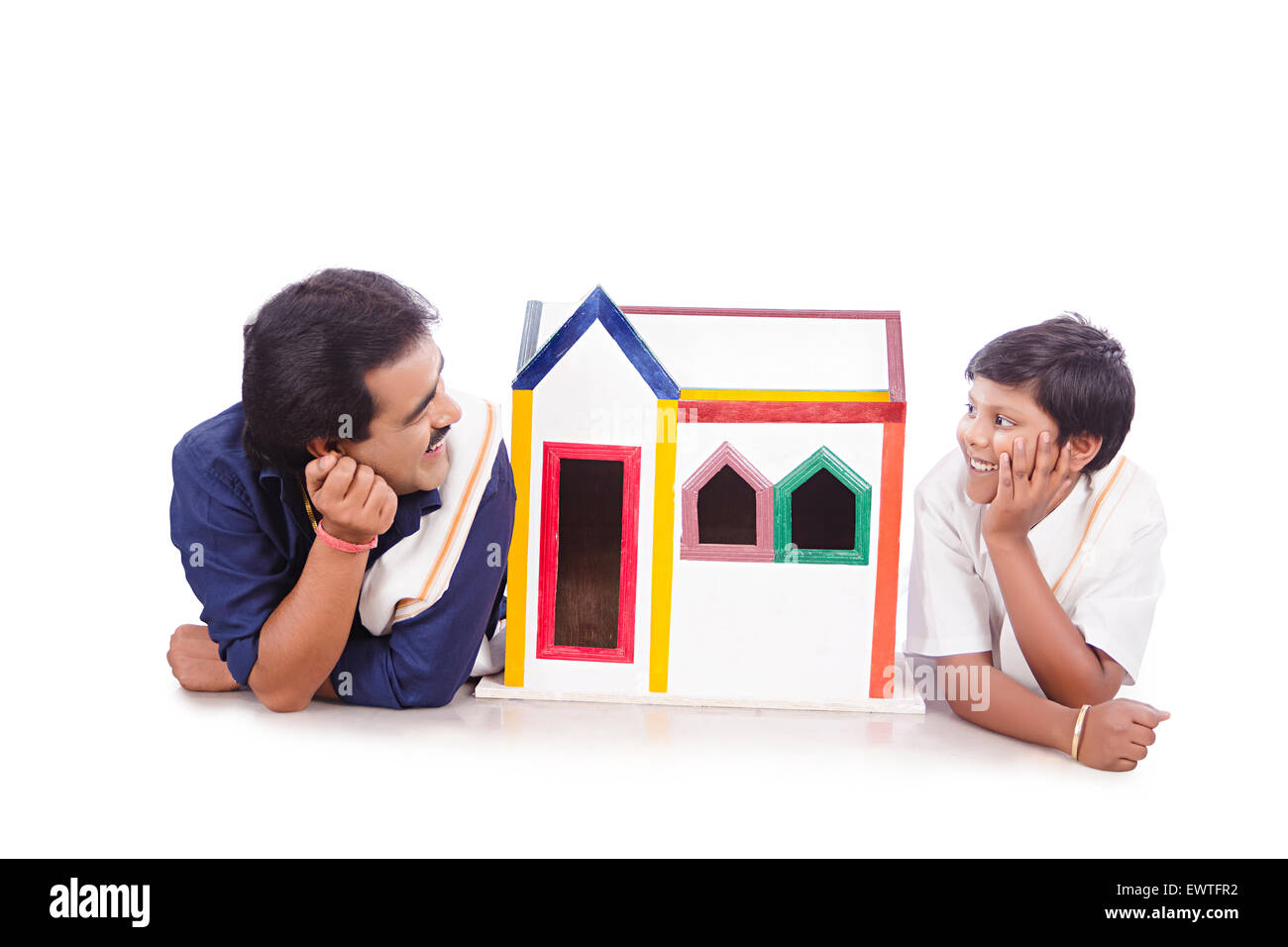 South Indian Vater und Sohn Dreaming neues Haus Stockfoto