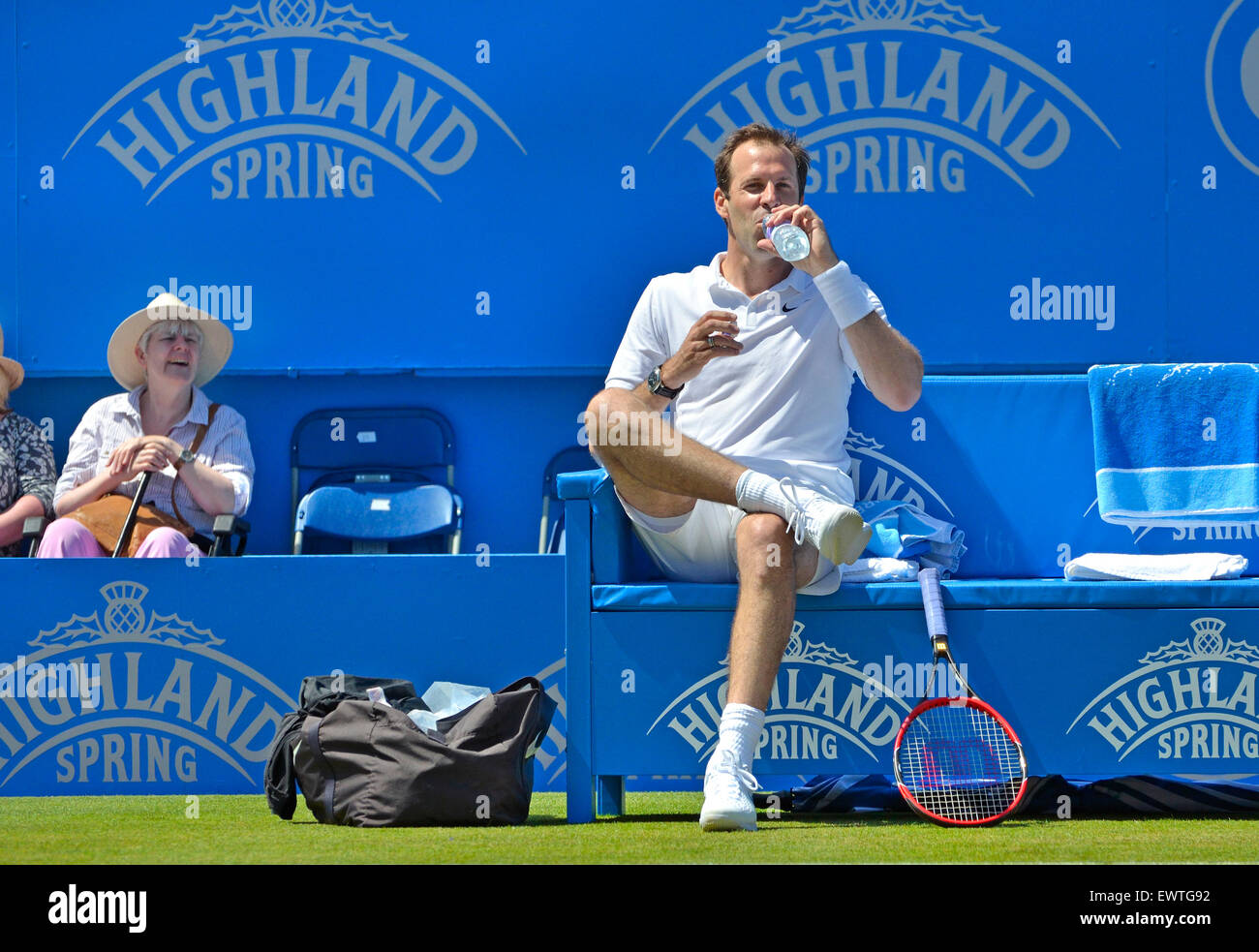 Greg Rusedski (GB) Trinkwasser während der AEGON INTERNATIONAL LEGENDS CHALLENGE, Eastbourne, 2015 Stockfoto