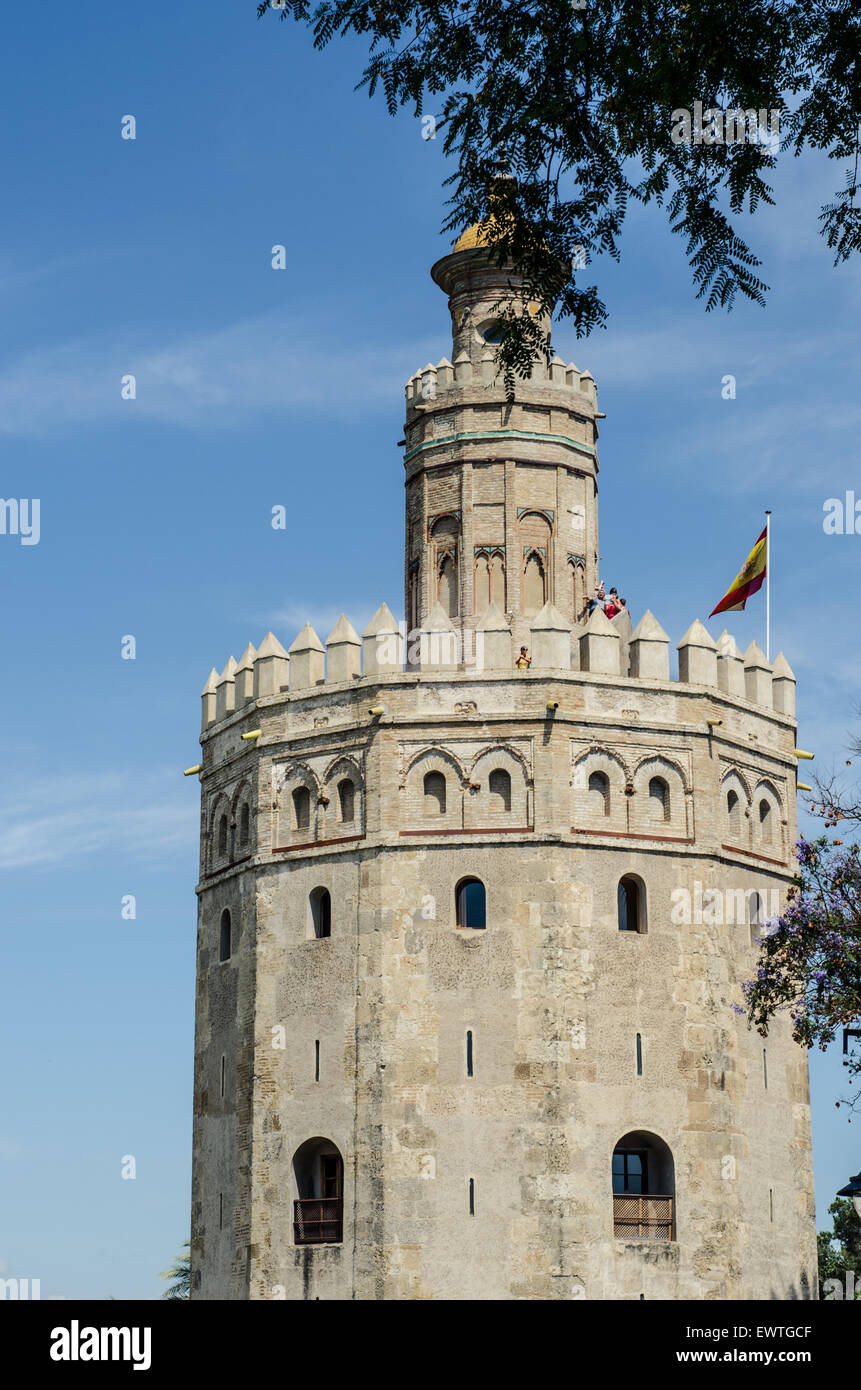 Der Torre del Oro, in Spanischer Sprache: Torre del Oro, ist eine militärische Kontrolle Turm, bestehend aus zwölf Seiten, die am Ufer des Sevilla, Spanien steht Stockfoto