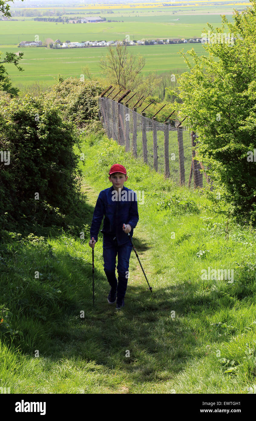 Junge (12) Nordic Walking auf Saxon Shore Weg in Port Lympne Wild Animal Park, Lympne, Folkestone, Kent, England, Vereinigtes Königreich Stockfoto