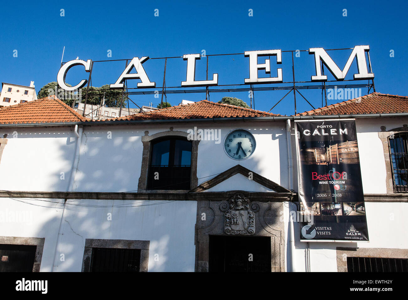 Am Eingang zum Calem Weinkeller. Die Keller Tourende Gelegenheit, probieren Sie die berühmten Dink. Der Portwein Keller, auch bekannt als "Logen" (lokal bekannt als "Höhlen") wo der berühmte Portwein gelagert und im Alter ist, sind sehr beliebte Touristenattraktionen. In Vila Nova De Gaia, am Südufer des Flusses Douro Region. Porto, Portugal. Stockfoto