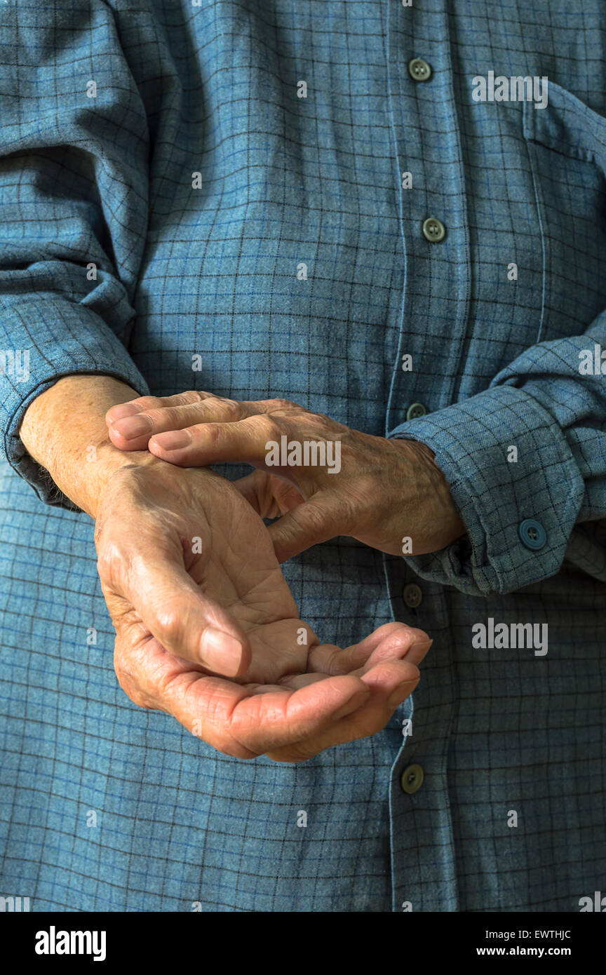 Ältere Hand ihren eigenen Arm Puls zu messen. Selektiven Fokus Stockfoto