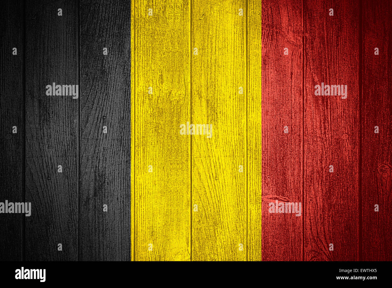 Belgien-Flagge oder belgischen Banner auf Holzbrettern Hintergrund Stockfoto