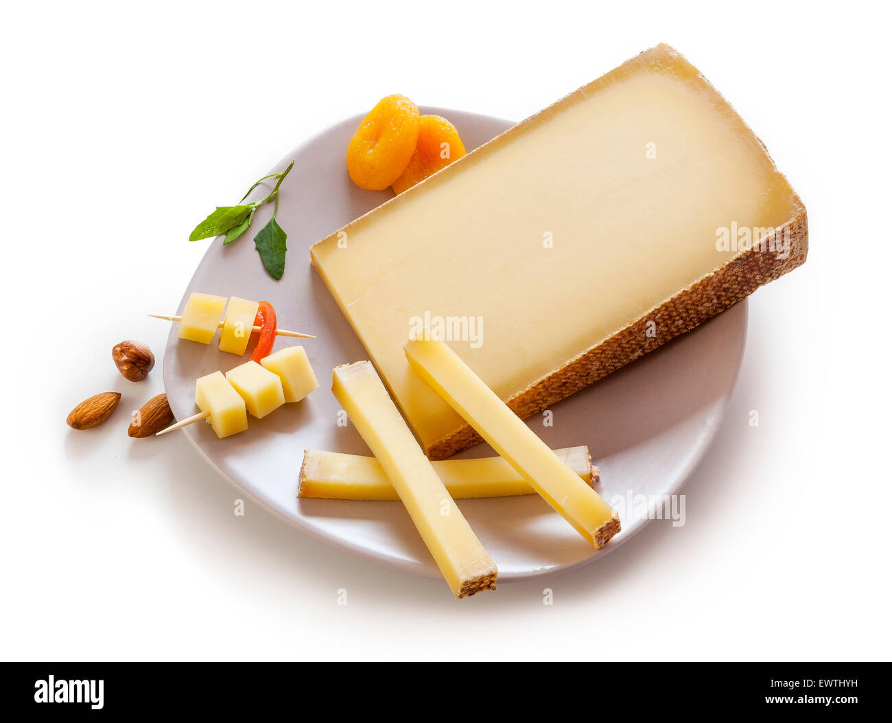 Schweizer Gruyere Käse in einer Platte auf weißem Hintergrund Stockfoto