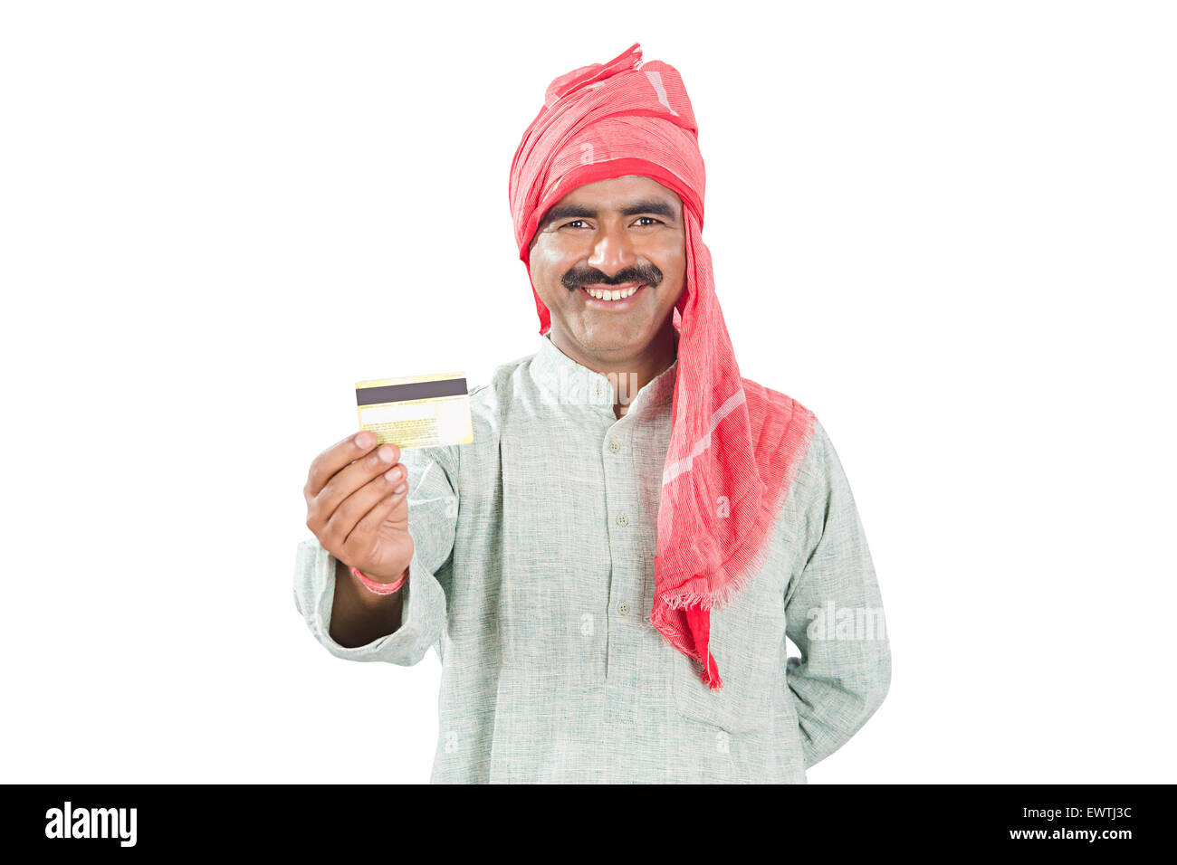 1 Indain ländlichen Mann Kreditkarte zeigen Stockfoto