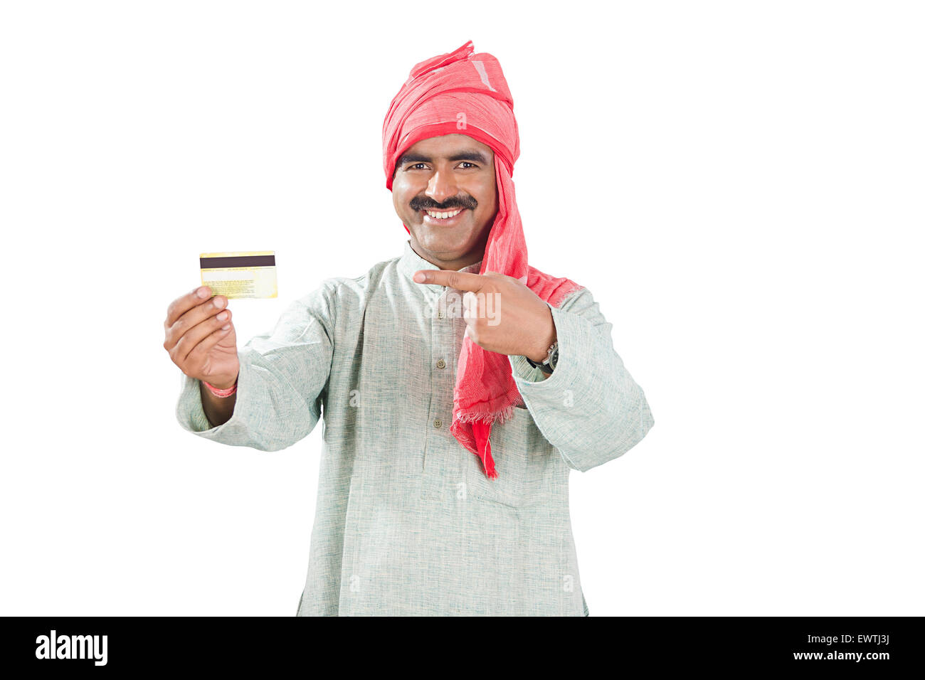 1 Indain ländlichen Mann Kreditkarte zeigen Stockfoto