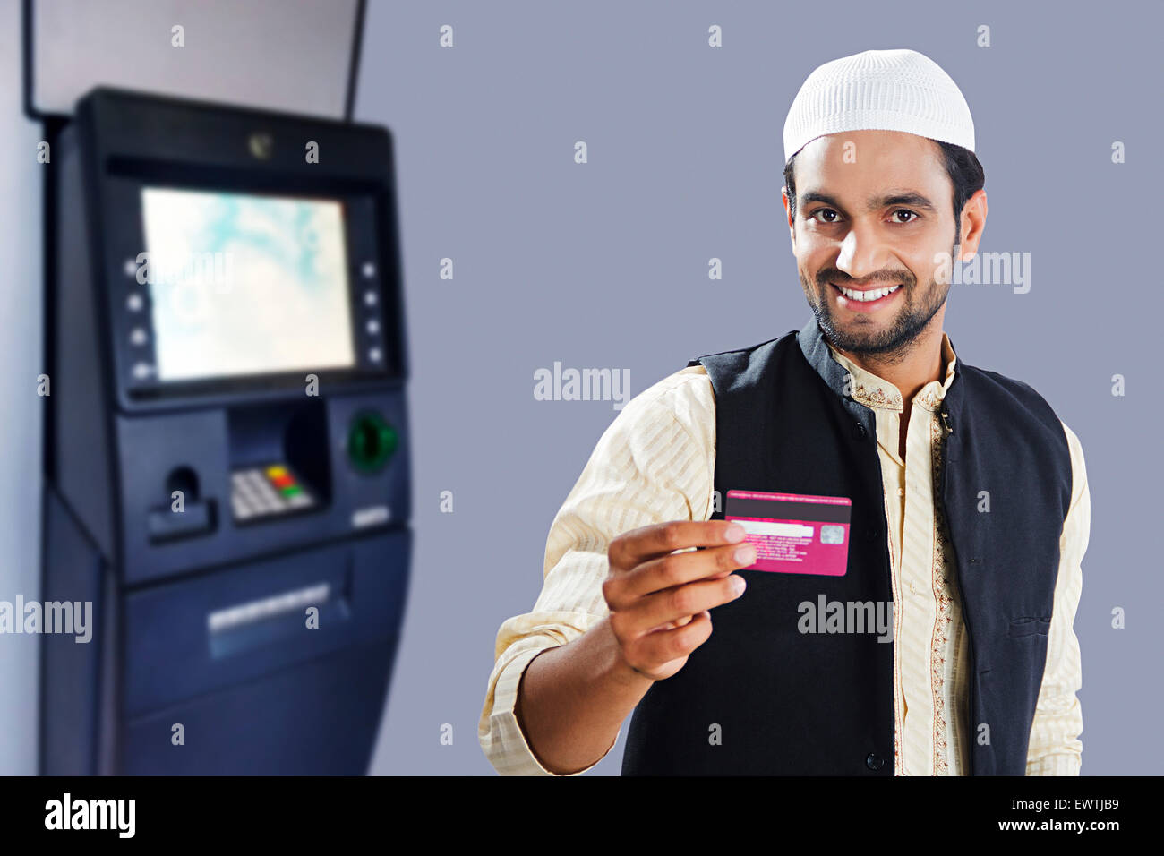 1 indische muslimischen Mann Kreditkarte zeigen Stockfoto