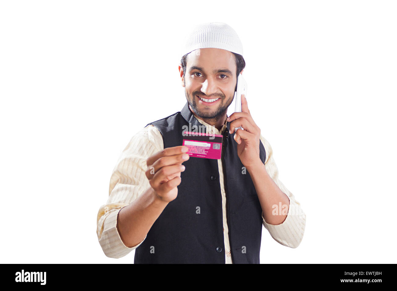 1 indischer Muslim Mann reden Telefon und Kreditkarte zeigen Stockfoto