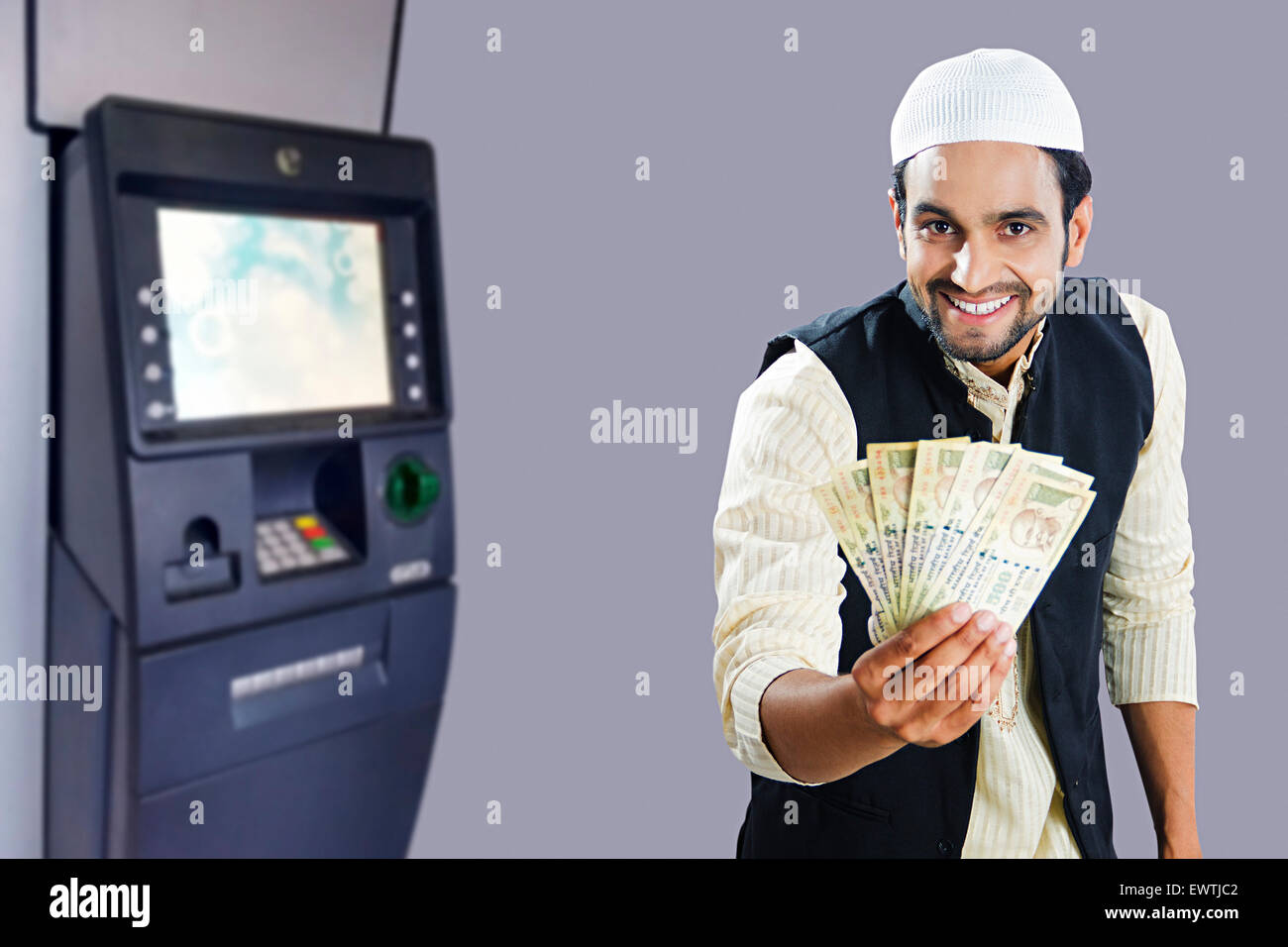1 indische muslimischen Mann mit Geld Stockfoto