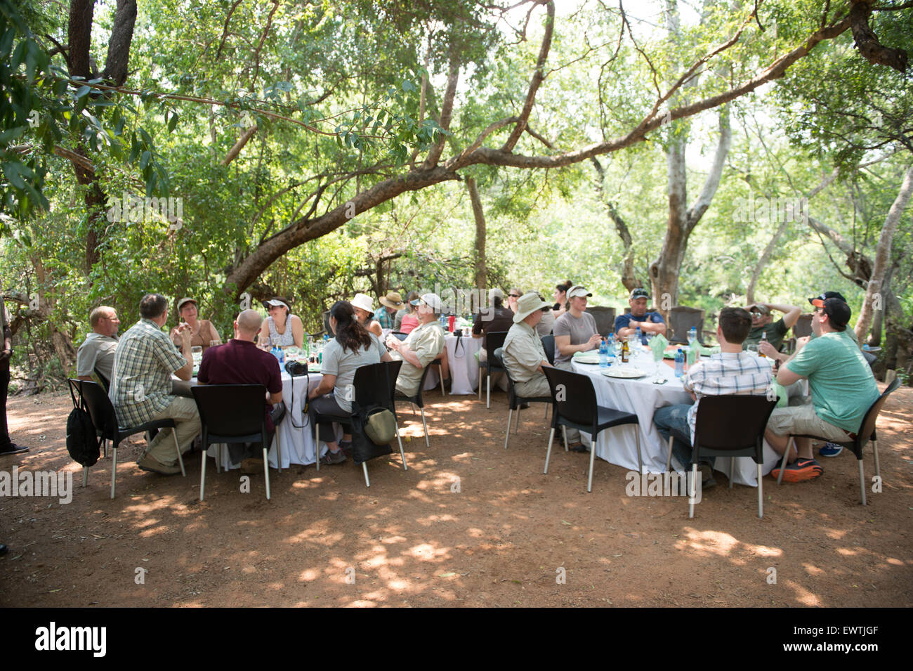 Südafrika - Gruppe zum Abendessen im Freien sitzen Stockfoto