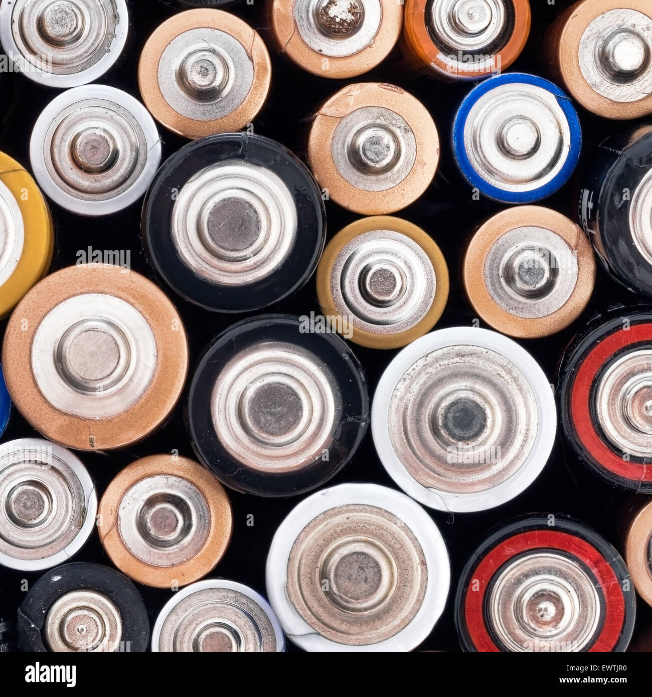 UN-Öko-alkaline-Batterien hautnah. Quadratische Ernte. Stockfoto