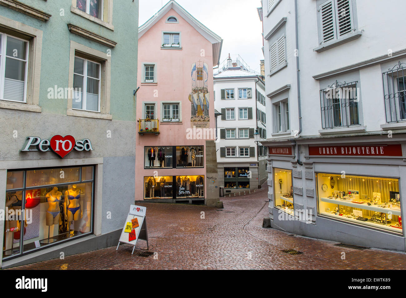 Schmalen gepflasterten Gässchen mit Läden in Zürich Schweiz, Europa Stockfoto