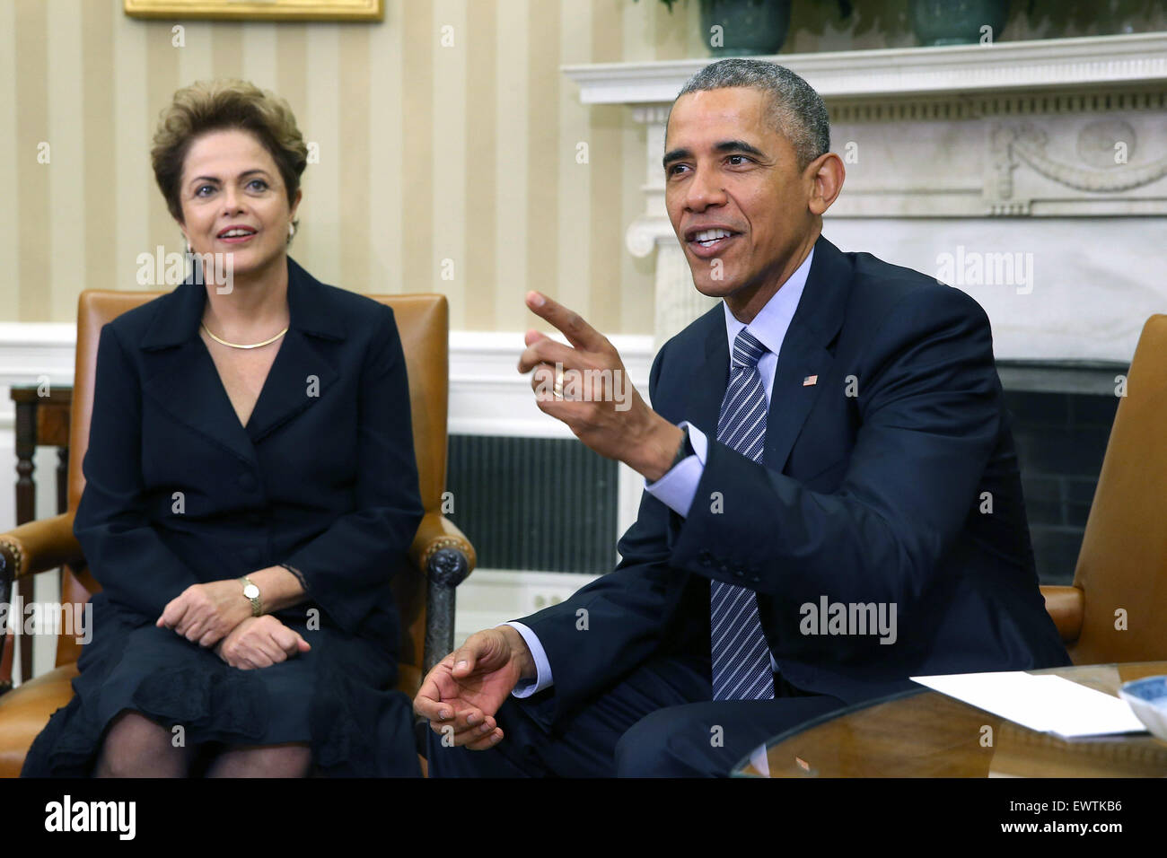 Washington, DC. 30. Juni 2015. Brasilianischen Präsidentin Dilma Rousseff (L) und US-Präsident Barack Obama posieren für Fotos im Oval Office im Weißen Haus 30. Juni 2015 in Washington, DC. Rousseff und Obama hielt Sitzungen und einer gemeinsamen Pressekonferenz fast zwei Jahre nach Rousseff akzeptiert, aber dann eine Einladung zum weißen Haus aufgrund der Enthüllungen von ehemaligen NSA-Mitarbeiter Edward Snowden, die die USA ausspioniert hatte auf Rousseff und andere Brasilianer übersprungen. Bildnachweis: Chip Somodevilla/Pool über CNP - NO WIRE SERVICE - Credit: Dpa/Alamy Live-Nachrichten Stockfoto
