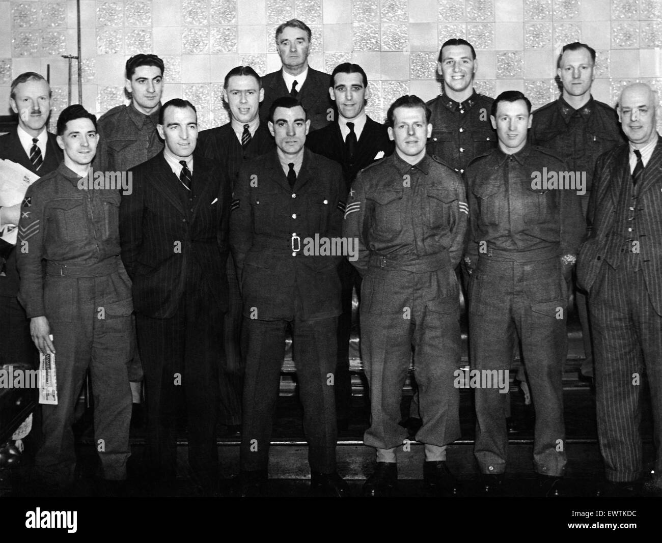 Die englischen Fußball-Nationalmannschaft posieren für Gruppenfoto vor ihrem Spiel gegen Schottland in Newcastle. Vordere Reihe links, rechts stehend: Eric Stephenson von Leeds (halten Sie Zeitung, er starb im aktiven Dienst in Birma im September 1944), Alf Hanson Stockfoto