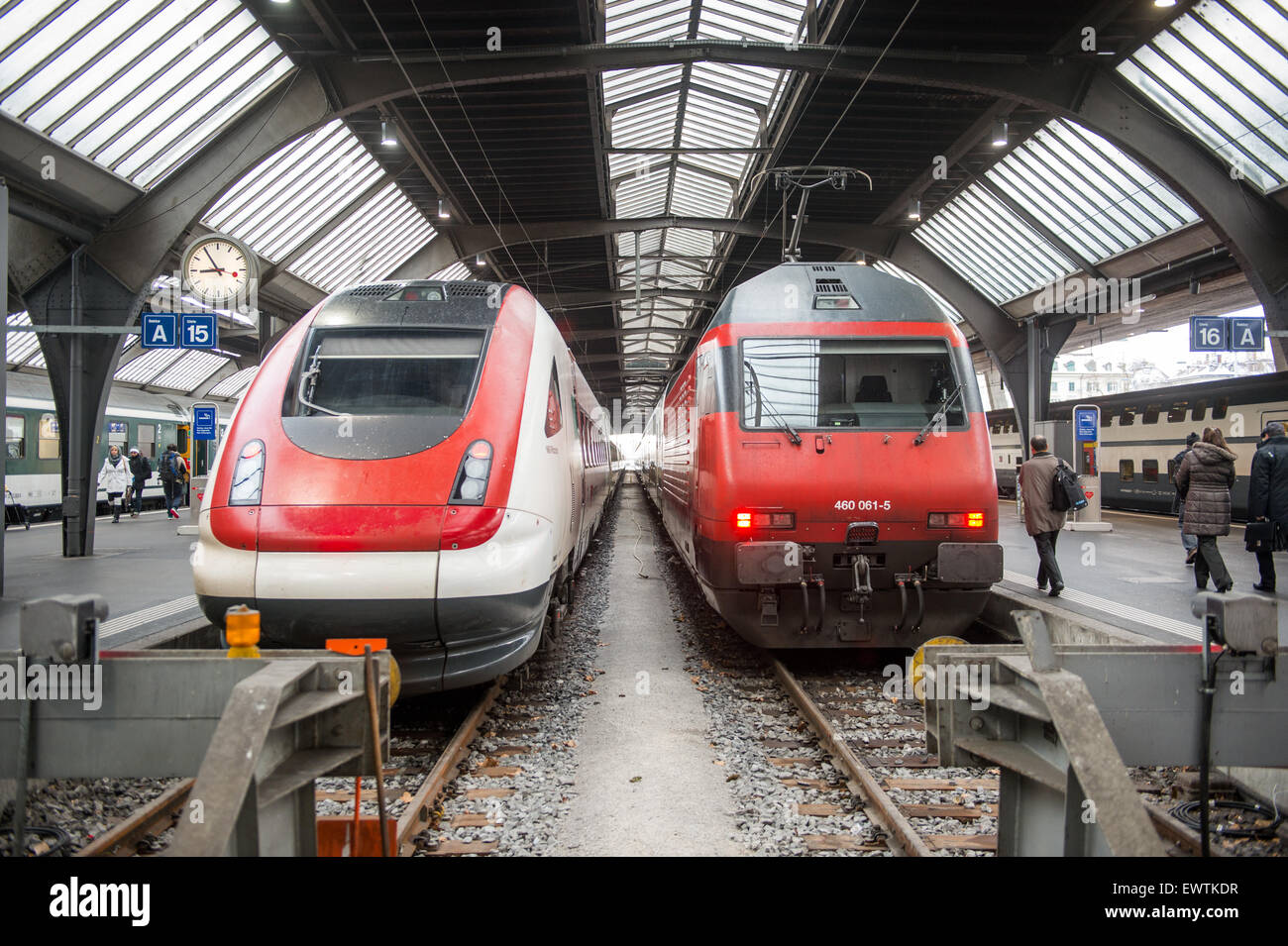 Züge am Bahnhof in Zürich Schweiz, Europa Stockfoto