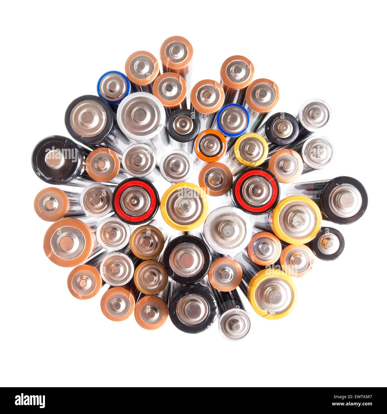 Batteriestrom. Wein Winkel Blick auf aa und aaa Haushaltsbatterien. Weißer Hintergrund, Stockfoto