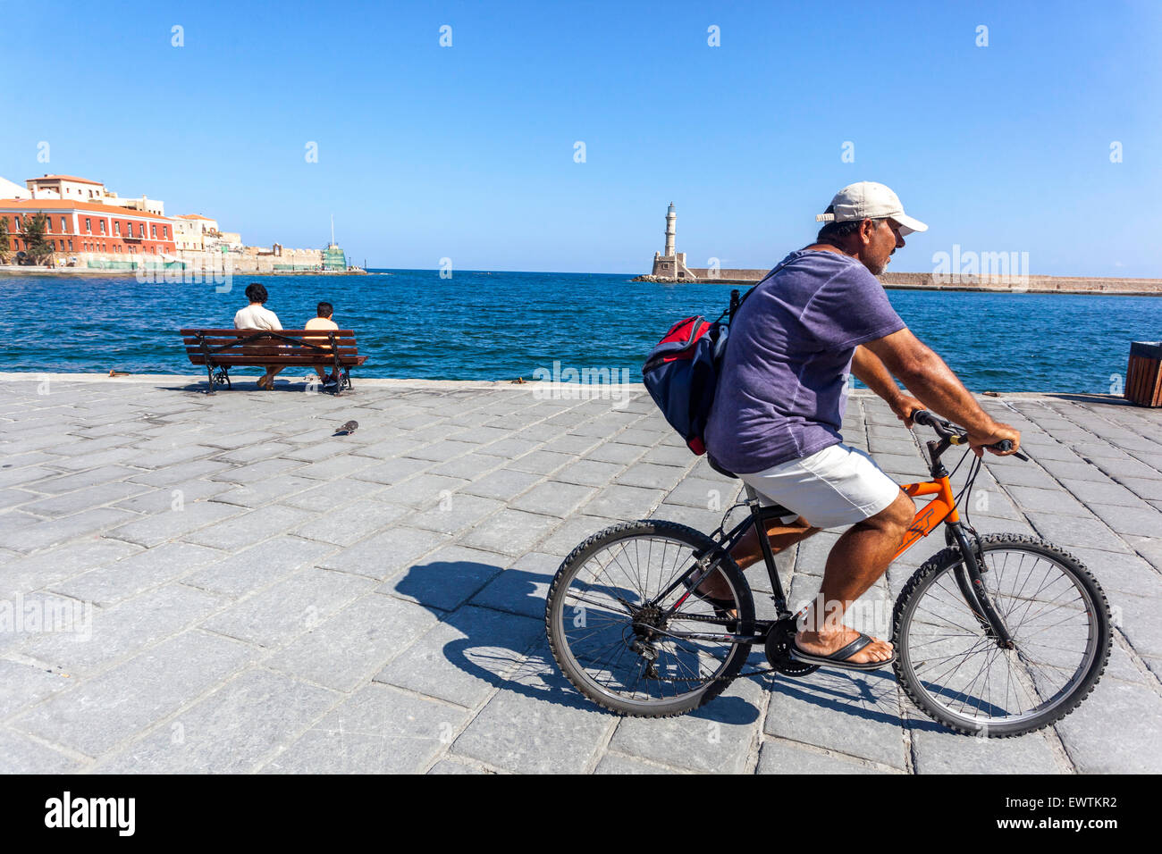 Menschen fahren mit dem Rad venezianischen Hafen von Chania Chania Kreta Griechenland Europa Stockfoto