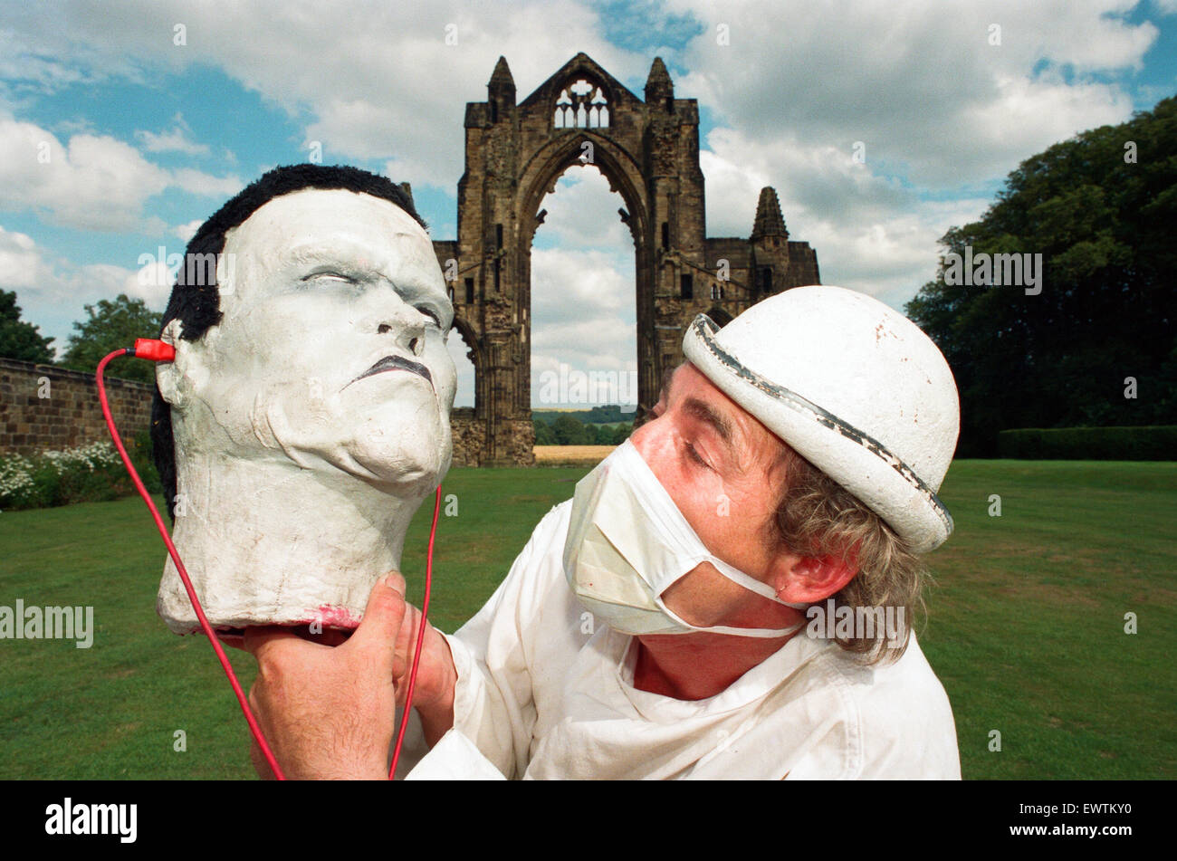 Fototermin für Frankenstein am Gisborough Priory, Performer Miklos Menis als Dr. Frankenstein mit dem Monster Kopf vor der Ruine. 27. Juli 1994. Stockfoto