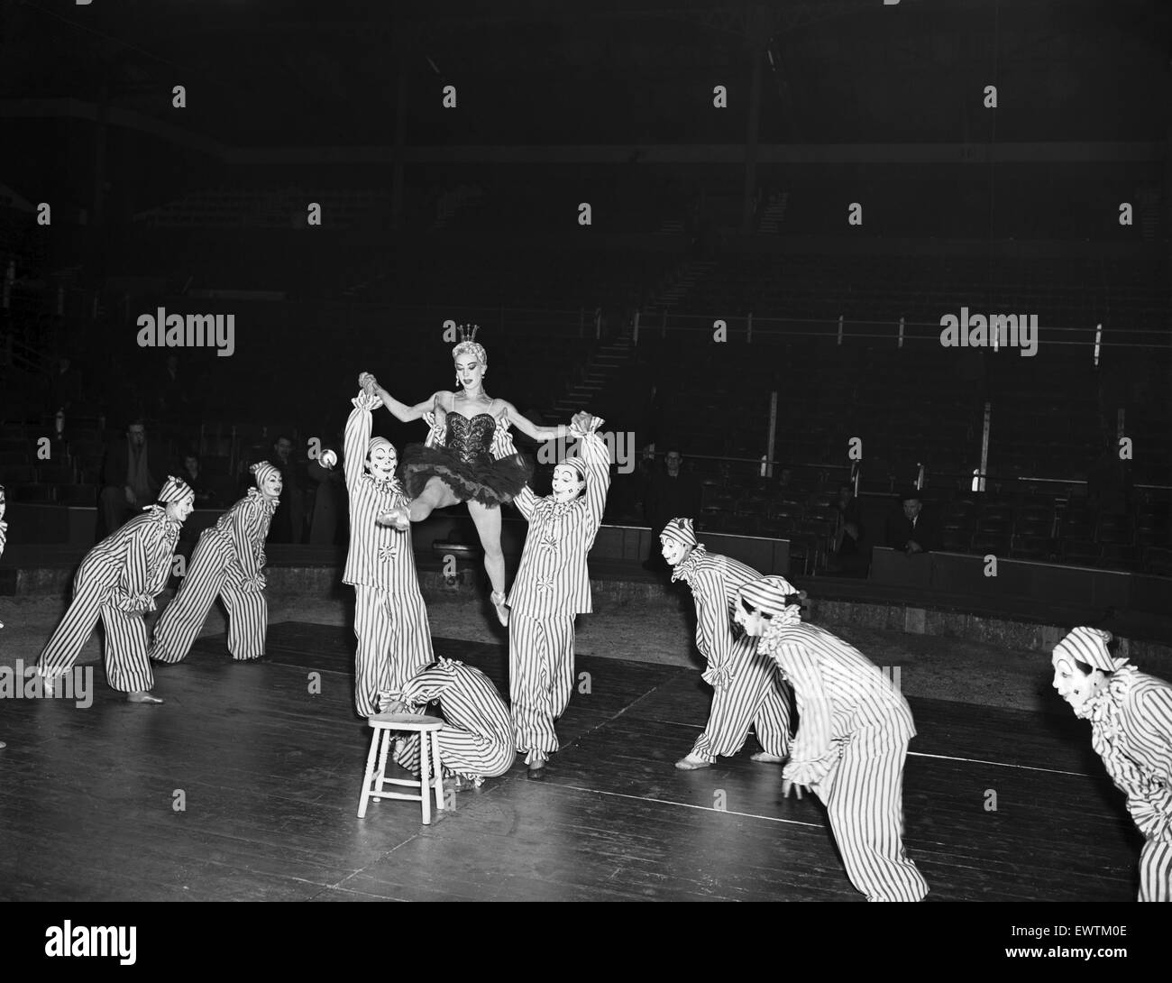 Ballett-Tänzerin bei einer Zirkus-Probe in Olympia, London, 14. Dezember 1952. Stockfoto