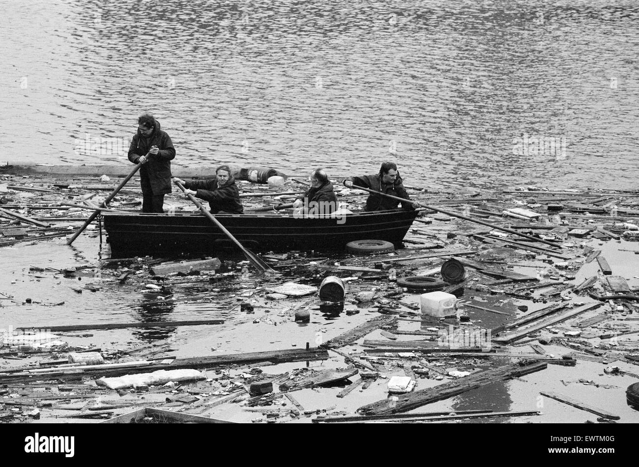 Polizei suchen den stillgelegten ostindischen Dock, London, im Rahmen ihrer Untersuchung des Verschwindens des Transportunternehmens George Brett und sein Sohn Terry Brett im Alter von 10, die unter mysteriösen Umständen fehlen. 9. Januar 1975. Boot. Ziehen Sie die Linie. Stockfoto