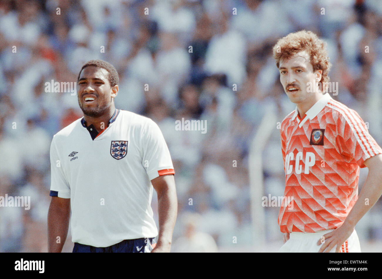 England V Sowjetunion 1-3 1988 Europäische Meisterschaften, Hannover Deutschland Gruppe Match B. John Barnes (links) sucht eine müde. 18. Juni 1988 Stockfoto