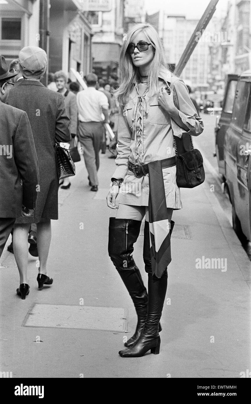 Betty Catroux abgebildet Modell und Muse von Yves Saint Laurent auBen am Eroffnungstag der New Bond Street London 10. September 1969 seine erste London Rive Gauche speichern Stockfotografie Alamy