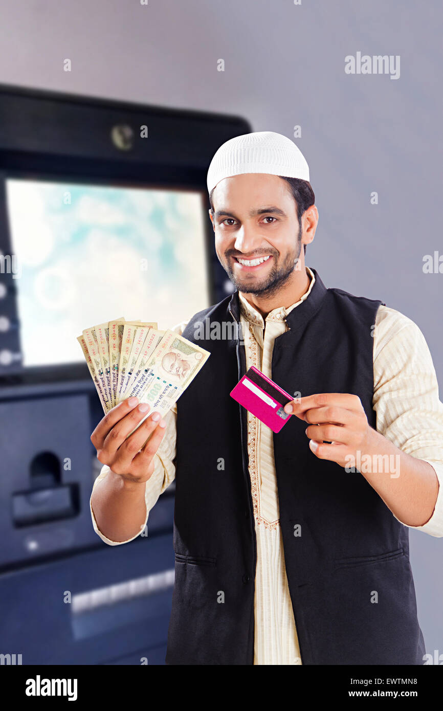 1 indischer Muslim Mann Kreditkarte und mit Geld Stockfoto