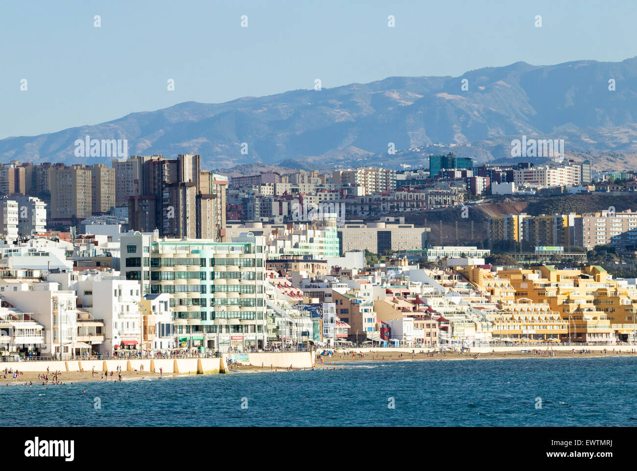 Blick über Meer, Strand Las Canteras, Las Palmas Stadt und die Berge von Gran Canaria. Kanarische Inseln, Spanien Stockfoto