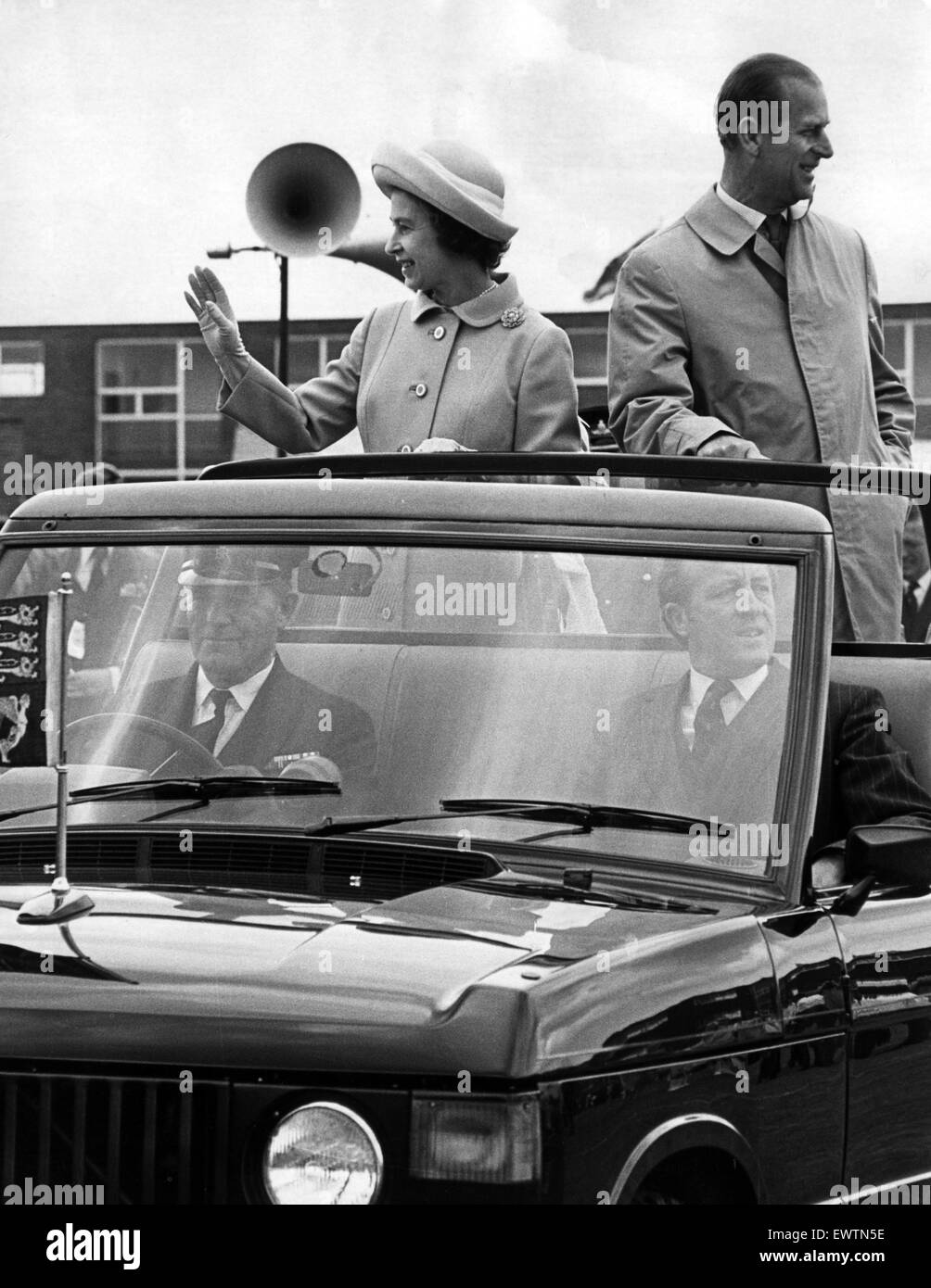 Königin Elizabeth II. und Prinz Phillip, Duke of Edinburgh Tour der Prissick Basis während ihres Besuches in Teesside während der Silver Jubilee Tour. 14. Juli 1977. Stockfoto