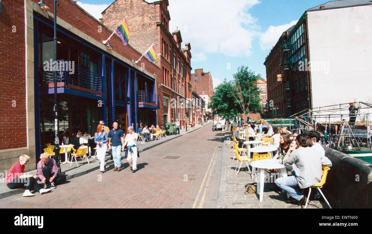 Canal Street, das Zentrum von Manchester Gay Village ist eine Straße im Stadtzentrum von Manchester im Nordwesten Englands. Die Fußgängerzone, die entlang der Westseite des Rochdale Kanal verläuft, ist gesäumt von Schwulen Bars und Restaurants. 25. August 1995 Stockfoto