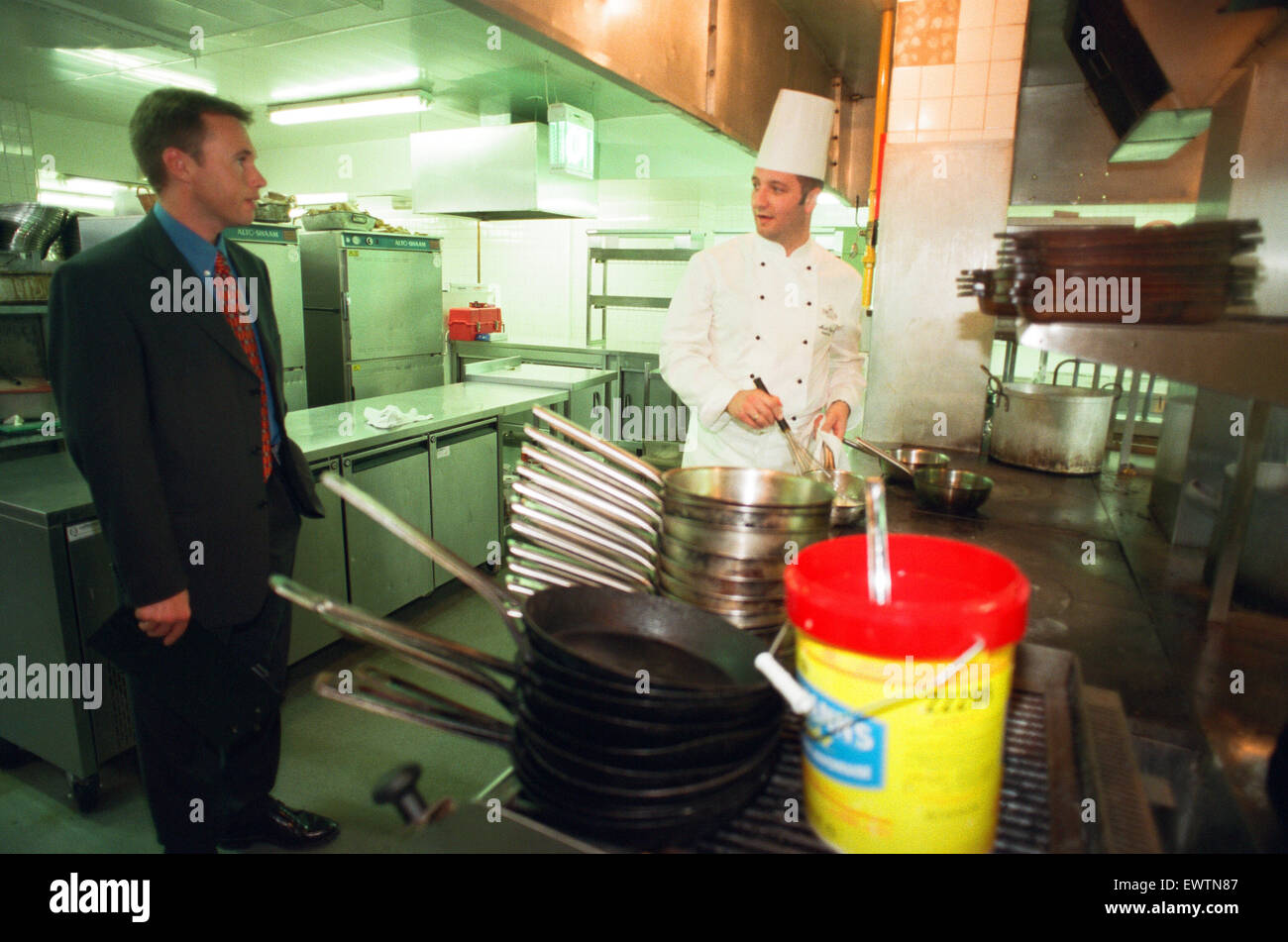 Fliege auf der Wand-Funktion auf die Swallow Hotel Stockton. General Manager Paul Morrison, Küchenchef im Gespräch.  6. August 1998. Stockfoto