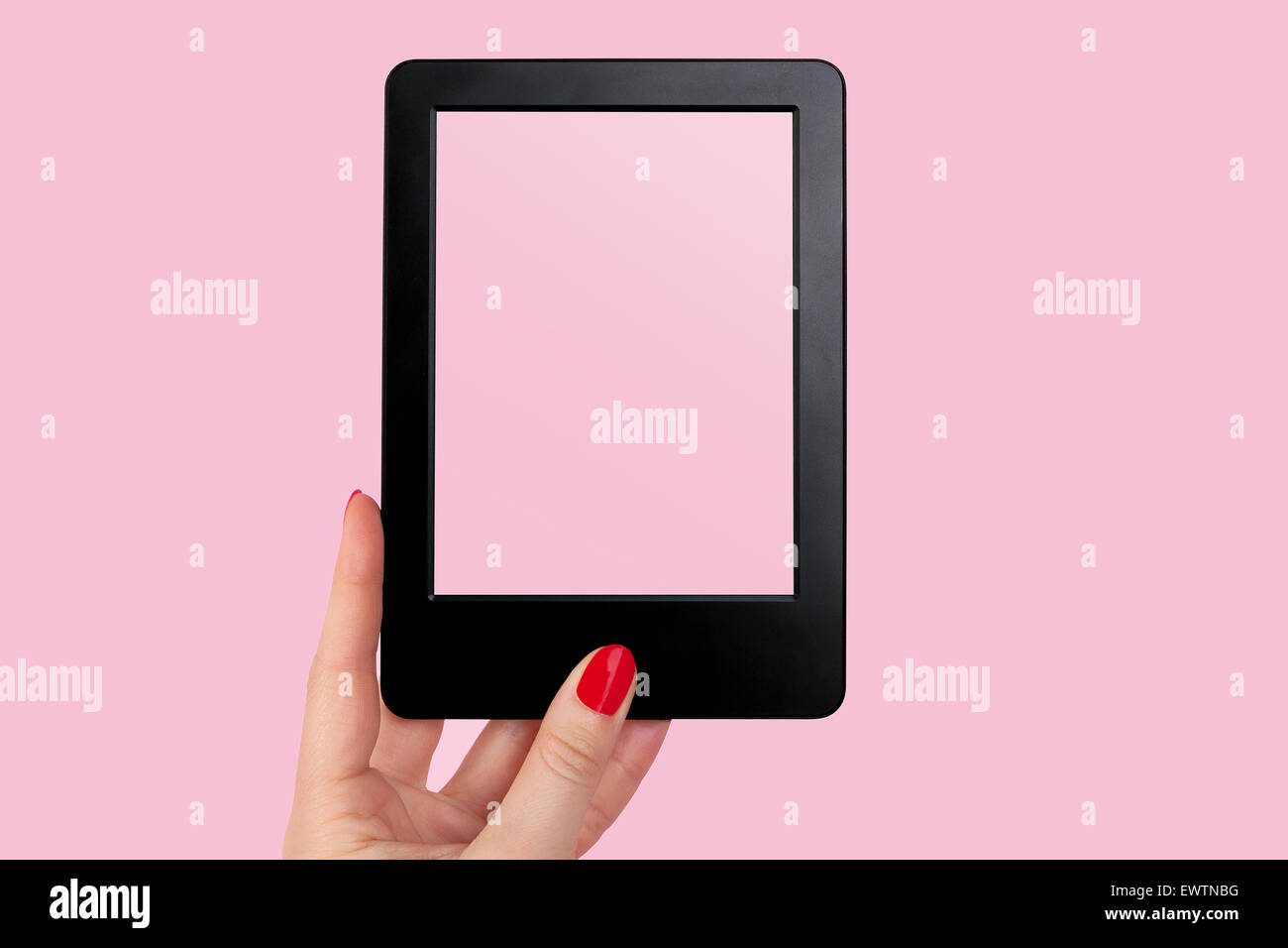 Weibliche Hand mit roten Nägeln halten e-Reader vor rosa Hintergrund. Moderne Buch lesen. Stockfoto