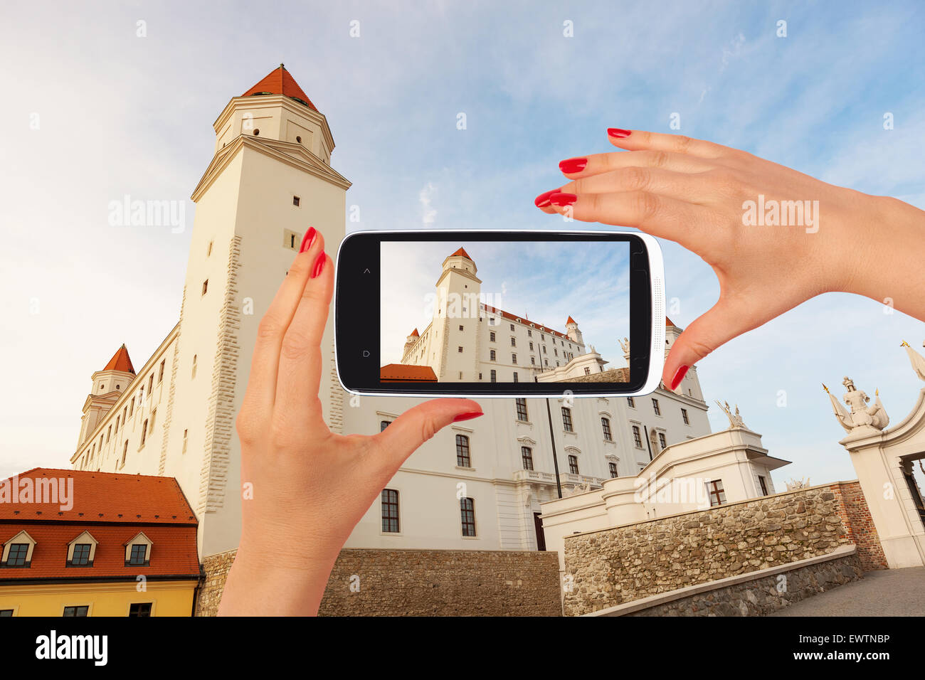 Bratislava Burg Tourismus. Weibliche Touristen unter Bild der Bratislavaer Burg auf Smartphone. Tourismus-Konzept. Stockfoto